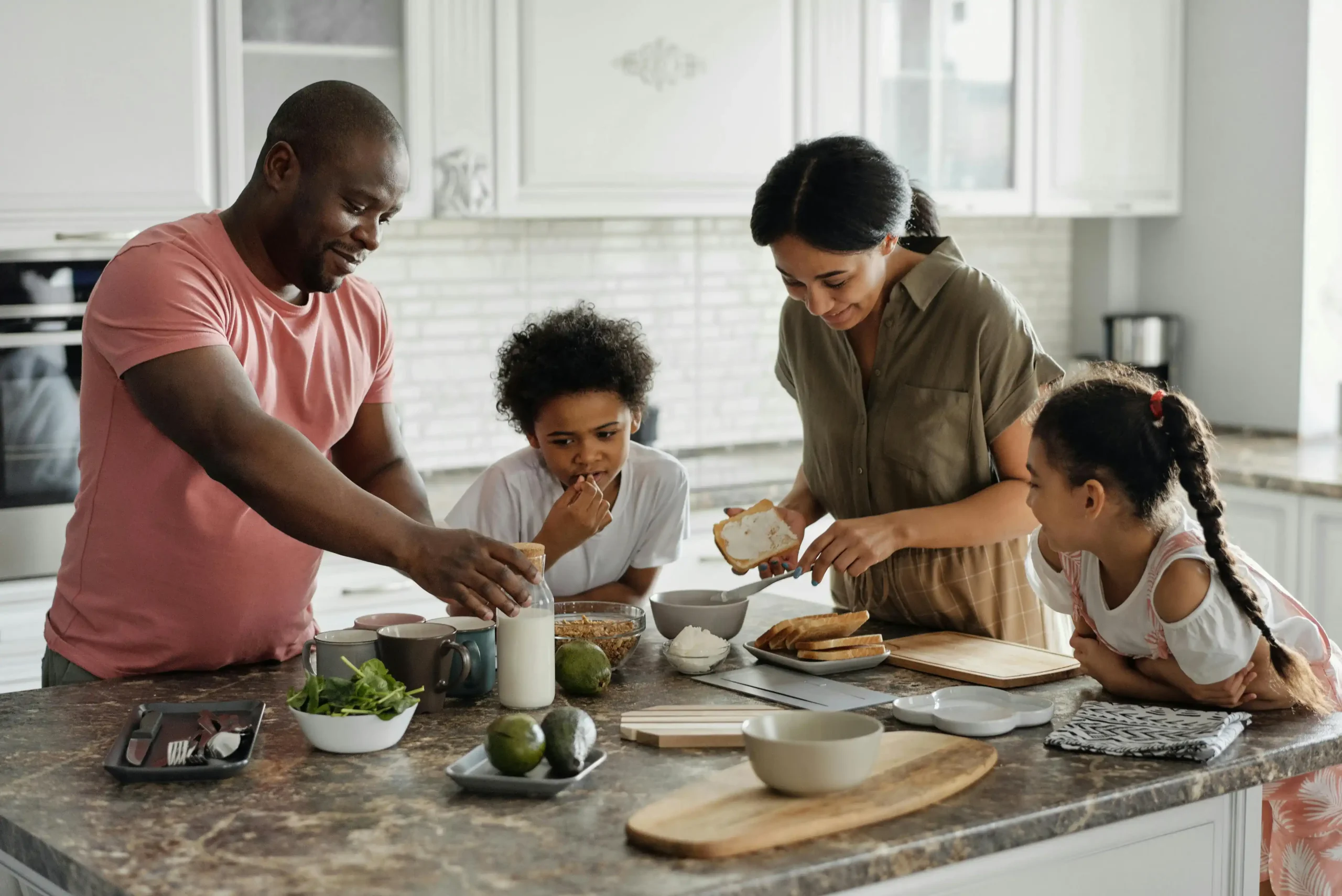 Familia decidiendo custodia de sus hijos.